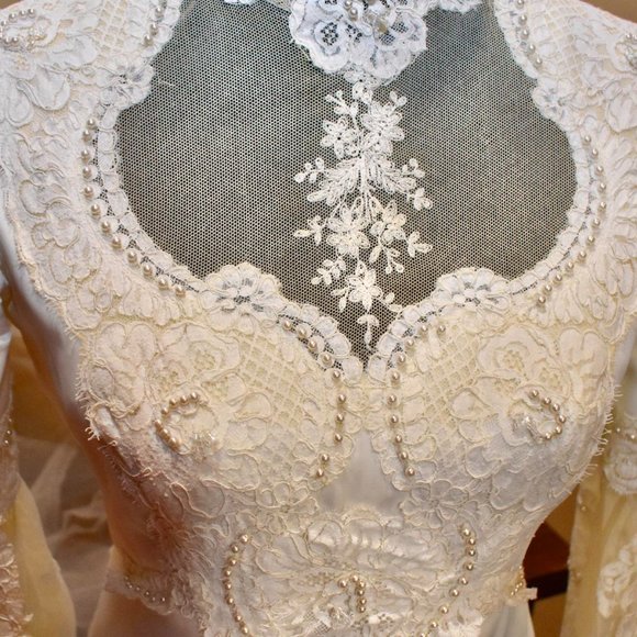 Satin, Lace and timeless beauty!  Vintage Wedding - Picture 4 of 5